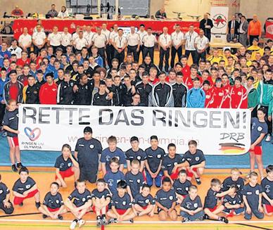 Die Teilnehmer der deutschen Kadetten-Meisterschaft in Köln fordern den Erhalt ihrer Sportart Die Teilnehmer der deutschen Kadetten-Meisterschaft in Köln fordern den Erhalt ihrer Sportart