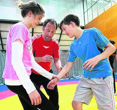 Uwe Hemmann (M.) zeigt Anna-Sophia Müller und Bruder Maximilian Ringertricks. Uwe Hemmann (M.) zeigt Anna-Sophia Müller und Bruder Maximilian Ringertricks.