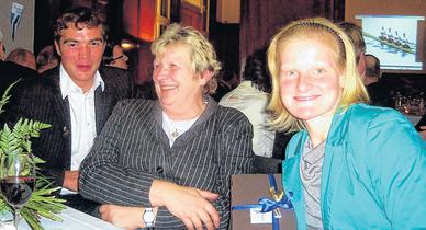 Allen Grund zum Feiern: Erfolgstrainerin Angelika Noack, ihr Schützling Annekatrin Thiele und Tim Grohmann aus dem olympischen Gold-Vierer. Allen Grund zum Feiern: Erfolgstrainerin Angelika Noack, ihr Schützling Annekatrin Thiele und Tim Grohmann aus dem olympischen Gold-Vierer.