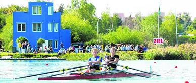 Anstrengung vor idyllischer Kulisse: Anne Dietrich (vorn) vom gastgebenden Ruderclub Eilenburg mit ihrer Partnerin Jessica Müller (RG Wiking im SC DHfK) belegt bei der Landesmeisterschaften im Doppelzweier der A-Juniorinnen Platz zwei hinter Josephine Eich und Tami Nennstiel aus Dresden. Anstrengung vor idyllischer Kulisse: Anne Dietrich (vorn) vom gastgebenden Ruderclub Eilenburg mit ihrer Partnerin Jessica Müller (RG Wiking im SC DHfK) belegt bei der Landesmeisterschaften im Doppelzweier der A-Juniorinnen Platz zwei hinter Josephine Eich und Tami Nennstiel aus Dresden.