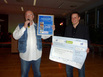 Bild: Stephan Marschner und Michael Thomale(r) bei der Scheckübergabe. 