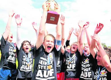 Mit dem 9:0 gegen den 1. FC Lok sichern sich die B-Junioren von RB den Aufstieg in die Bundesliga. Die RB-Fohlen jubeln nach dem Ortsderby ausgelassen, Kapitän Toni Majetschak zeigt stolz die Meistertrophäe. Mit dem 9:0 gegen den 1. FC Lok sichern sich die B-Junioren von RB den Aufstieg in die Bundesliga. Die RB-Fohlen jubeln nach dem Ortsderby ausgelassen, Kapitän Toni Majetschak zeigt stolz die Meistertrophäe.