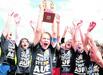 Bild: Mit dem 9:0 gegen den 1. FC Lok sichern sich die B-Junioren von RB den Aufstieg in die Bundesliga. Die RB-Fohlen jubeln nach dem Ortsderby ausgelassen, Kapitän Toni Majetschak zeigt stolz die Meistertrophäe.