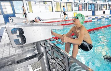 Rico Bogen vom SSV Leutzsch am Start über 50 m Rücken beim Schwimmfest unterm Weihnachtsbaum. Er gewann den Sichtungswettkampf des Sächsischen Schwimmverbandes in dieser Disziplin. Rico Bogen vom SSV Leutzsch am Start über 50 m Rücken beim Schwimmfest unterm Weihnachtsbaum. Er gewann den Sichtungswettkampf des Sächsischen Schwimmverbandes in dieser Disziplin.