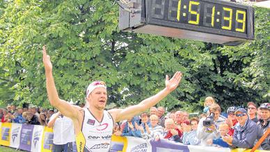 Die Siegerhände zum Himmel: Lokalmatador Per Bittner gewinnt erstmals den LVB-Triathlon, dazu in neuer Streckenbestzeit.