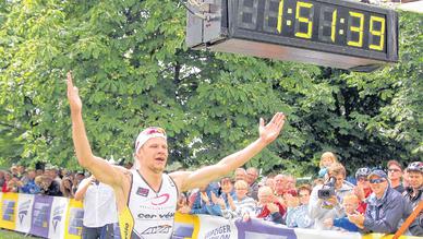Die Siegerhände zum Himmel: Lokalmatador Per Bittner gewinnt erstmals den LVB-Triathlon, dazu in neuer Streckenbestzeit. Die Siegerhände zum Himmel: Lokalmatador Per Bittner gewinnt erstmals den LVB-Triathlon, dazu in neuer Streckenbestzeit.