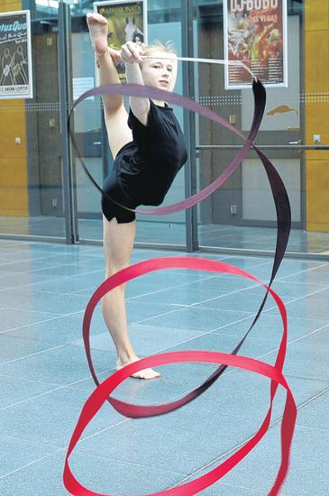 Band-Wirbel im Arena-Foyer: TuG-Gymnastin Maja Kuzmin geht bei den Deutschen Meisterschaften auf Medaillenjagd. Band-Wirbel im Arena-Foyer: TuG-Gymnastin Maja Kuzmin geht bei den Deutschen Meisterschaften auf Medaillenjagd.