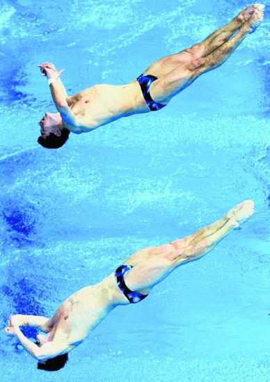 Stephan Feck (oben) und Patrick Hausding zeigen gestern in London elf solide bis sehr gute Sprünge. Doch ein schwerer Fehler in der Final-Kür lässt die Olympia-Träume platzen. Stephan Feck (oben) und Patrick Hausding zeigen gestern in London elf solide bis sehr gute Sprünge. Doch ein schwerer Fehler in der Final-Kür lässt die Olympia-Träume platzen.