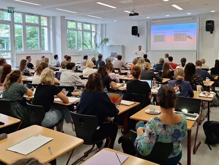 Foto: Blick auf Publikum und Referenten beim Pädagogischen Tag 2024 am Landessportgymnasium.