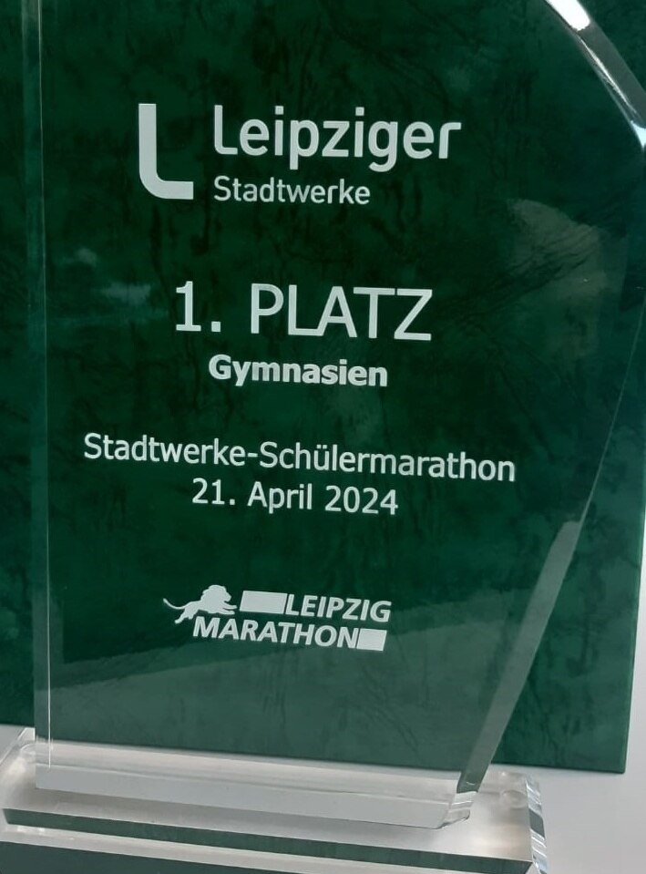 Foto: Pokal vom Leipzig Marathon 2024 Schüler-Mannschaftswertung