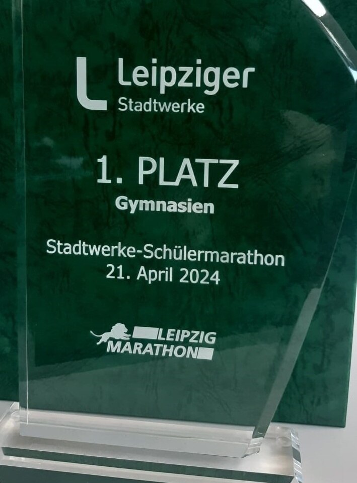Foto: Pokal vom Leipzig Marathon 2024 Schüler-Mannschaftswertung