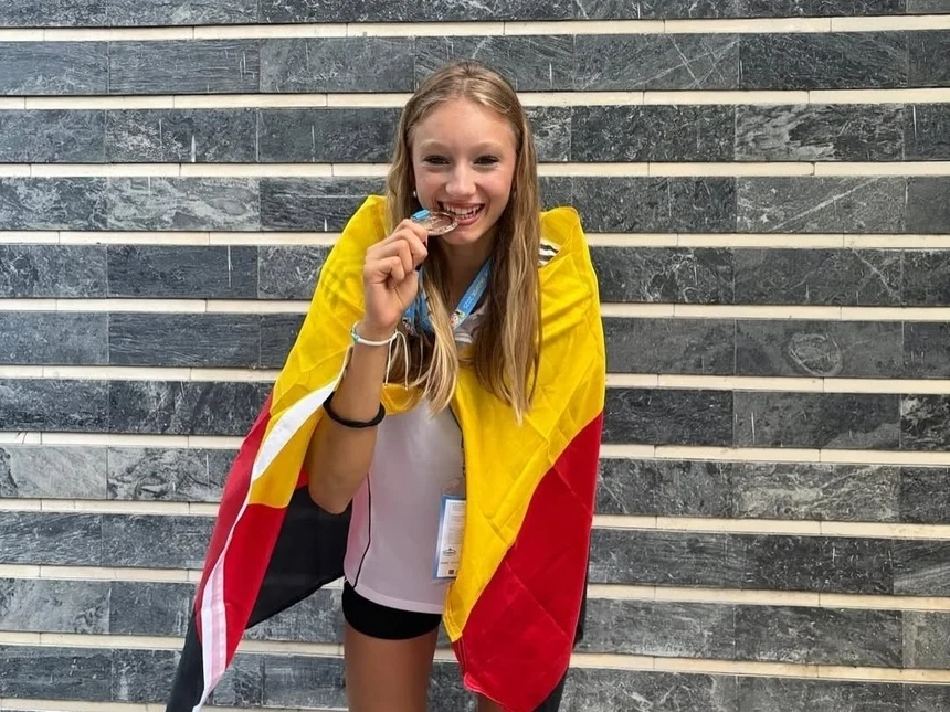 Foto: Linnea Radzeviciute mit Goldmedaille und Deutschlandfahne.