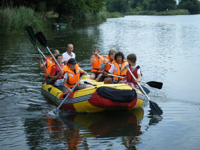 Schüler bei der Outdoortour im Paddelboot Schüler bei der Outdoortour im Paddelboot
