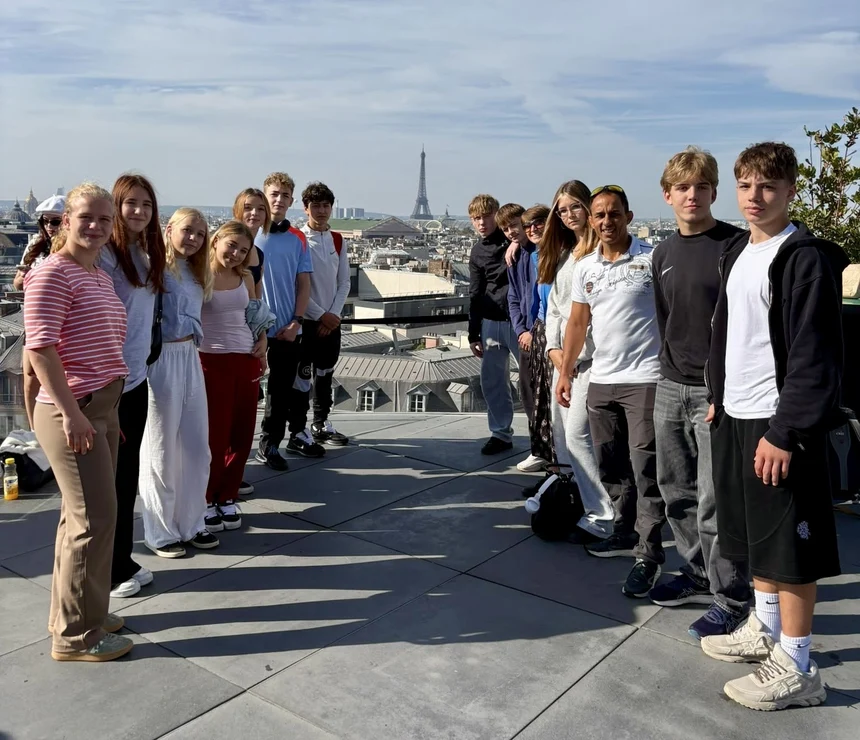 Foto: Gruppenfoto vor dem Eifelturm in Paris.