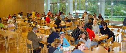 Schüler in der Schulmensa Schüler in der Schulmensa