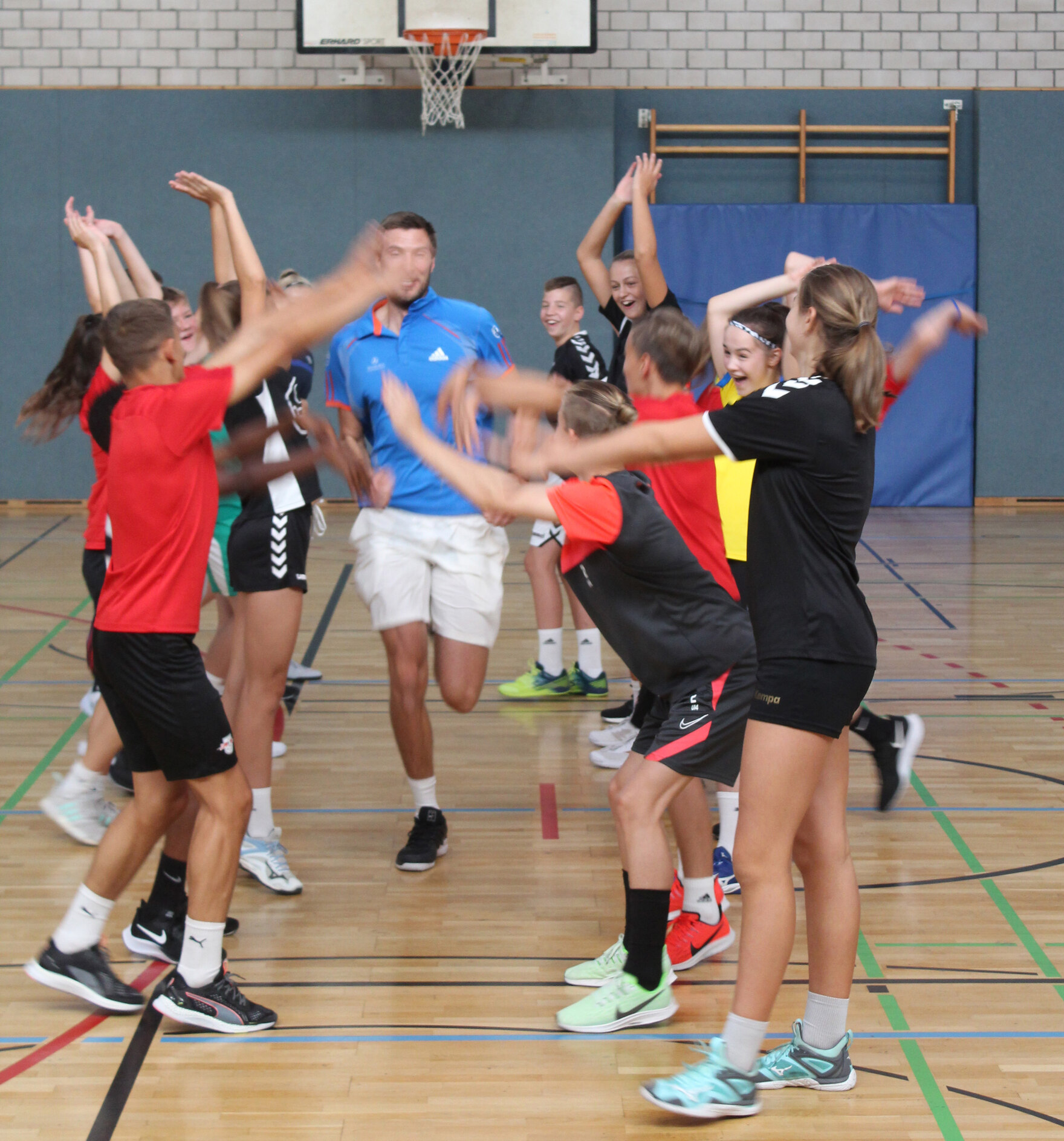 Foto: Schüler und Lehrer im Sportunterricht.